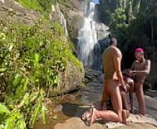 V&iacute;deo amador bastidores podendo a pretinha 18 na cachoeira no ar livre (COMPLETO NO RED E NO CHER) from sexy girls on waterfall