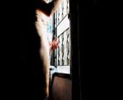 Mann massiert seinen Schwanz vor einem Fenster. from mizio cheekie gay telanjang