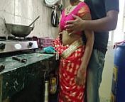 देसी भाभी रसोई में काम कर रही तभी वहा का नौकर ने उसको चोद दिया from indian aunty fuck her serva