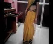 Desi tamil Married aunty exposing navel in saree with audio from aunty thoppul tamil