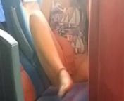 esta perra se calienta en el bus y se deja grabar from hot school girl recorded herself while masturbating