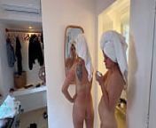 Dos mujeres se ponen crema sobre sus cuerpos desnudos. from creme no corpo