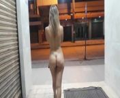 Mi chica se desnuda completamente en la calle from desi cheating hidden cam