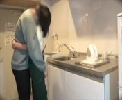 A beautiful wife consoles her tired body in the kitchen after a day's work. from app直接下载ww3008 ccapp直接下载 xsz